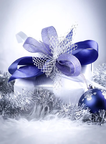 Karácsonyi ajándék és kék karácsonyi golyó egy ünnepi fehér fonákkal — Stock Fotó