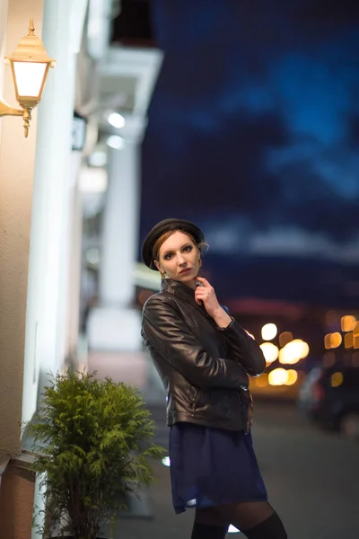 Портрет современной молодой женщины на фоне города — стоковое фото