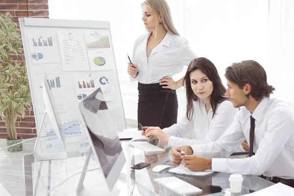 Equipo empresarial celebra una reunión de trabajo y discute nuevas ideas. — Foto de Stock