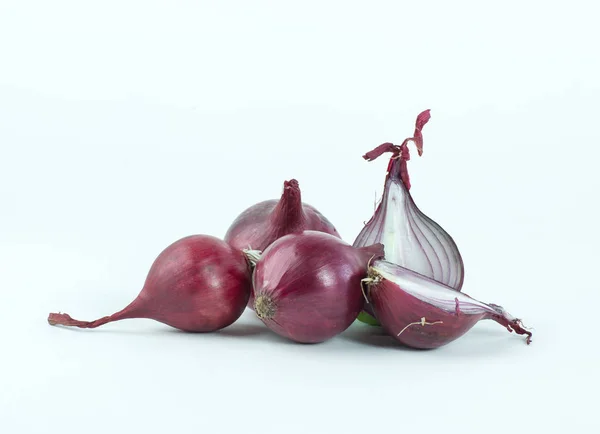 Red onions.isolated on a white background. photo with copy space — Stock Photo, Image