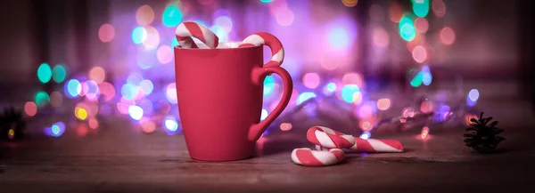 Красная рождественская кружка на ярком праздничном фоне — стоковое фото