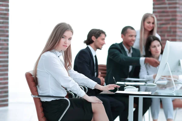 Equipe de negócios discutindo com Gerente questões de trabalho — Fotografia de Stock