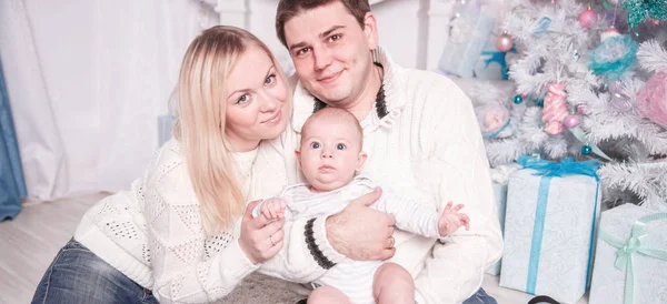 Retrato de familia feliz delante del árbol de Navidad — Foto de Stock