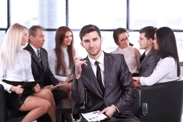 Empresário no contexto de empregados profissionais — Fotografia de Stock