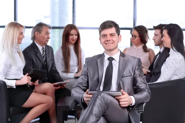 Succesvolle jonge zakenman met Klembord op de achtergrond van business team — Stockfoto