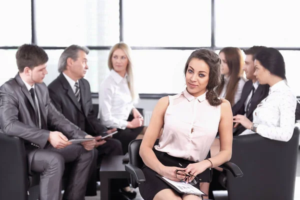 Assistente donna d'affari sullo sfondo del gruppo di lavoro — Foto Stock