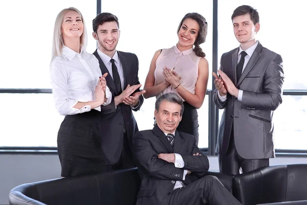 Business-team applåderar deras ledare. vinnande koncept — Stockfoto