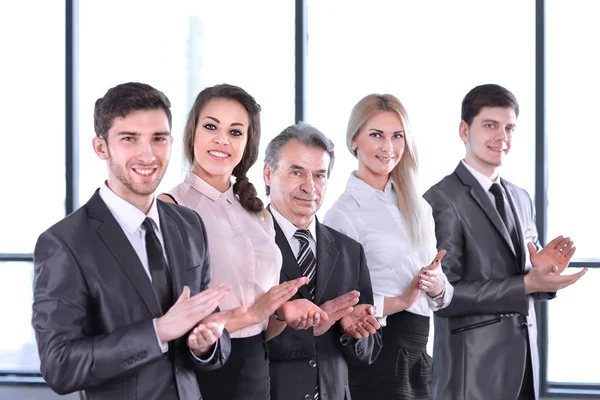 Equipe de negócios de sucesso aplaudindo no escritório — Fotografia de Stock