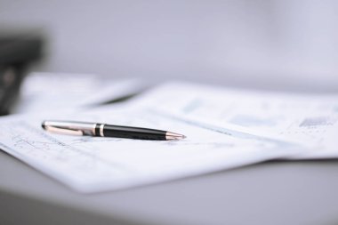 up.Pen ve finansal grafik üzerinde businessmans Resepsiyon kapatmak