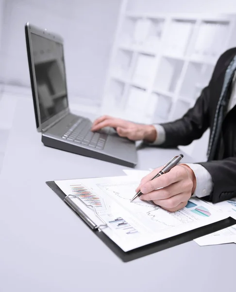 Close up. businessman uses laptop to test financial graphics — Stock Photo, Image