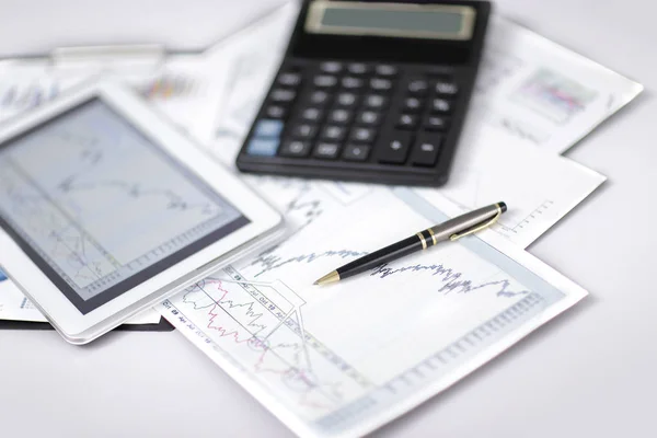 Z bliska. pióra, finansowe wykresu i cyfrowego tabletu na biurku — Zdjęcie stockowe