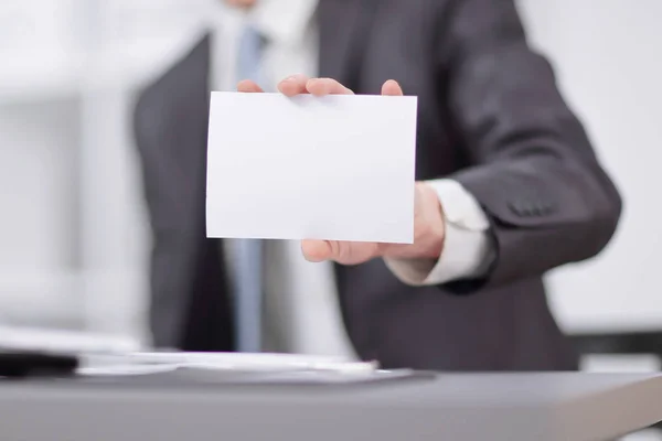 Close up.businessman mostrando uma folha em branco com lugar para texto — Fotografia de Stock