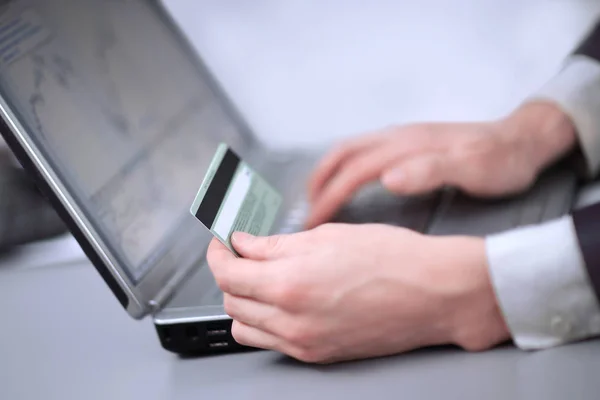 Online Bankacılık, bir ödeme yapmadan veya Internet üzerinde bir ürün satın alma yaparken işadamı — Stok fotoğraf