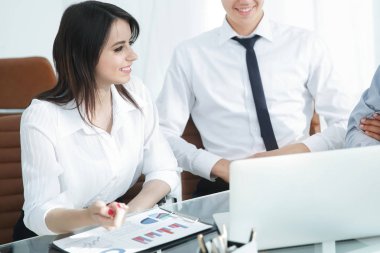 profesyonel iş takım mali belgeleriyle çalışma