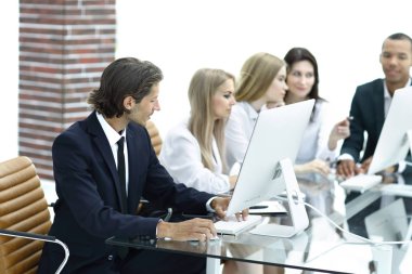 iş ekibi yeni bir proje üzerinde çalışıyor