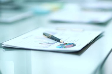 bir businessman.photo kopya alanı ile masa üzerinde kalem