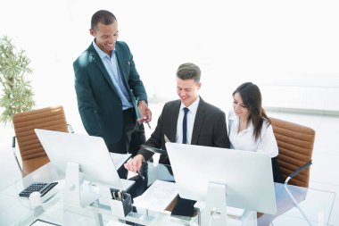 İş ekibi iş yerinde iş belgelerini tartışıyor.