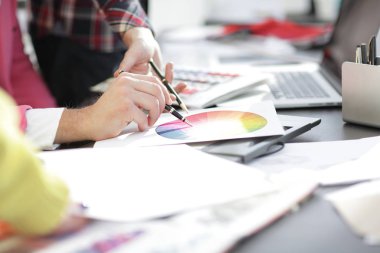 up.designer ofis resepsiyon bir n planları ile çalışan yakın