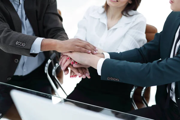 Samen handen ondersteuning en Concept verenigen — Stockfoto