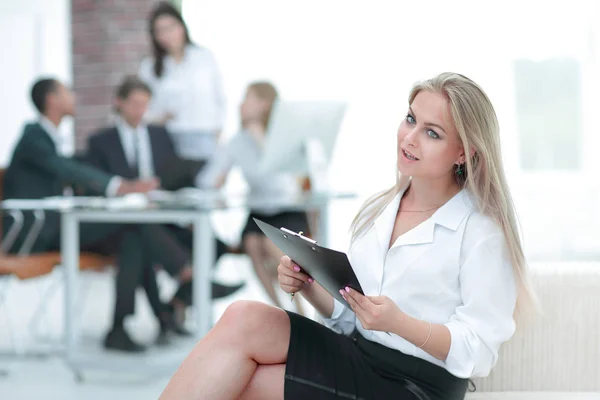 Assistente femminile con i verbali della riunione sullo sfondo dell'ufficio — Foto Stock