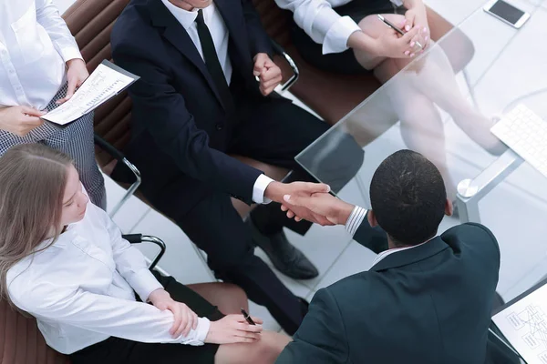 Handshake obchodních partnerů před obchodní schůzkou — Stock fotografie