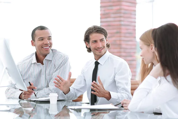 Manager houdt een bijeenkomst met de business team — Stockfoto