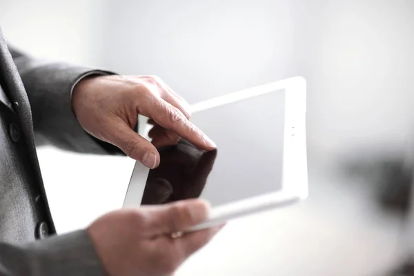 Up.Businessman presleri bir dijital tablet.p ekranda kapatın — Stok fotoğraf