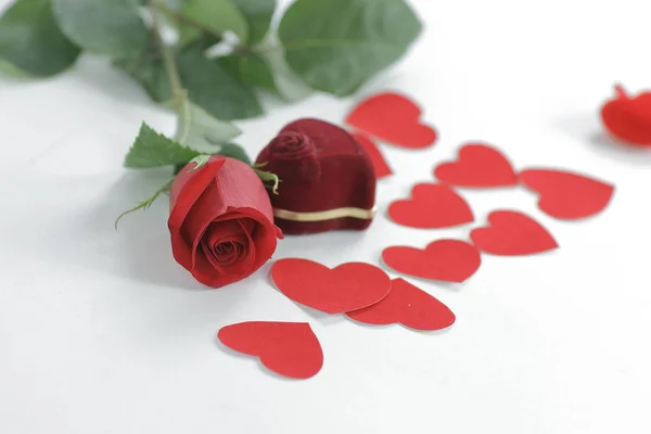 Anillo en caja roja con una rosa roja sobre fondo blanco —  Fotos de Stock