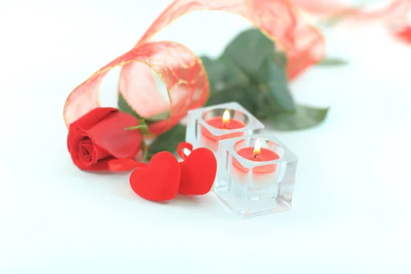 两支蜡烛和一朵美丽的玫瑰在白色的背景上 — 图库照片