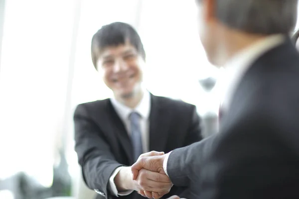 Фоновое изображение крупным планом рукопожатия деловых партнеров — стоковое фото