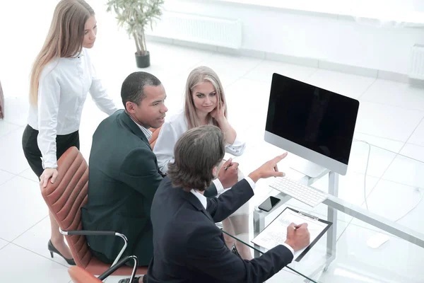 Equipo de negocios discutiendo un nuevo plan de negocios — Foto de Stock