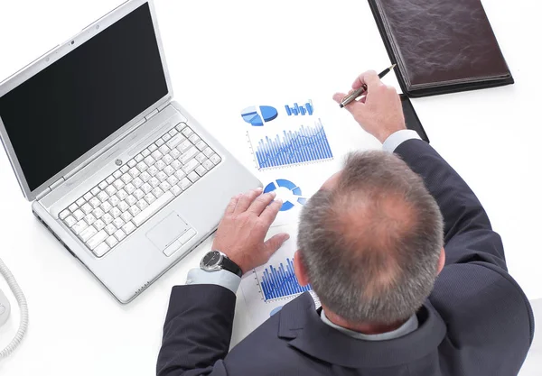 Ovanifrån. affärsmannen kontrollerar finansiella data — Stockfoto