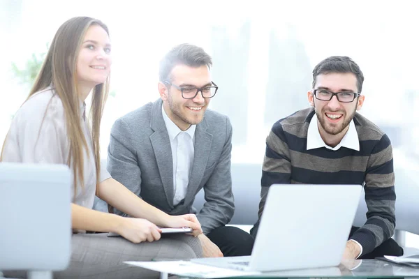 Empresário discutindo com a equipe de negócios ideias para um novo projeto de negócios — Fotografia de Stock