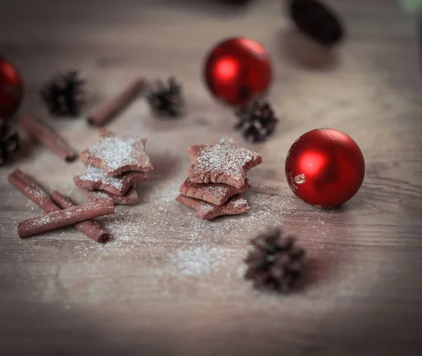 Weihnachtstisch. Unscharfes Bild hausgemachte Kekse auf hölzernem Backblech — Stockfoto