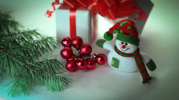 Bonhomme de neige, boules de Noël et cadeaux .isolated sur fond blanc — Photo