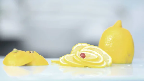 Da vicino.limone maturo sul tagliere — Foto Stock