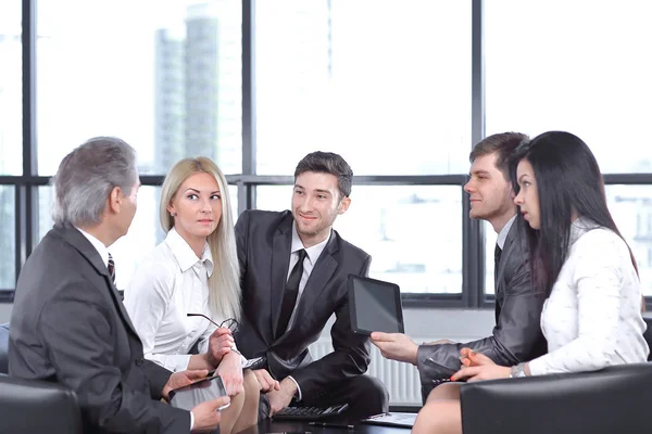 Partner commerciali che approvano l'operazione con una stretta di mano — Foto Stock