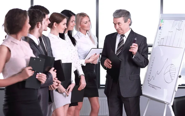 Zakenman houdt een briefing met het business team — Stockfoto