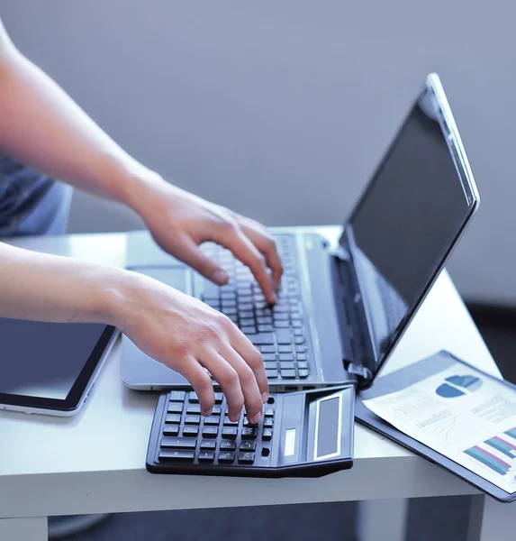 Close up.man counting profit on a laptop — Stock Photo, Image