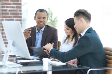 birlikte yaratıcı ofis masasında çalışan iş takım