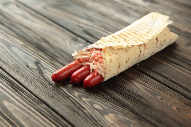 Ev yapımı sosis Pide ile ahşap background.photo üzerinde 