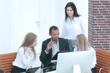 İş ekibi yeni bir iş projesi üzerinde çalışıyor.