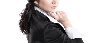 Genç düşünceli bir iş kadını. Beyaz arka planda soyutlanmış.