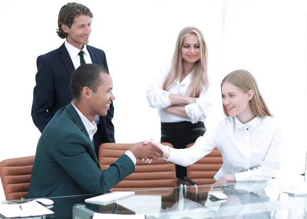 Handshake Manager e o cliente no escritório — Fotografia de Stock