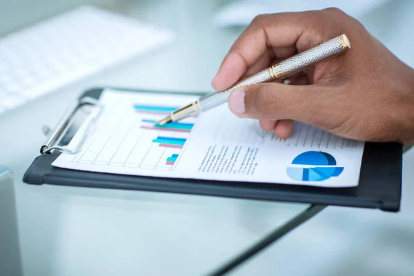 Closeup.businessman finansal bir zamanlama ile çalışma. iş kavramı — Stok fotoğraf