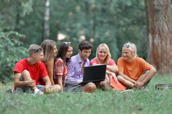 Grupa studentów studiów razem na terenie kampusu — Zdjęcie stockowe