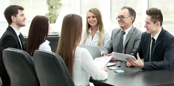 Equipo de negocios realiza un taller en la oficina — Foto de Stock