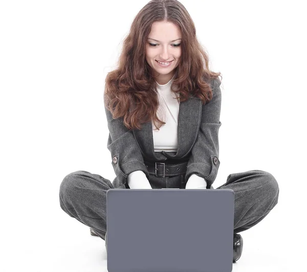 Obchodní žena pracující na notebooku sedí na podlaze — Stock fotografie