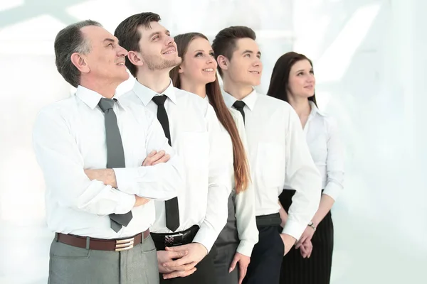 Успешный бизнес-команда глядя на копировальное пространство . — стоковое фото