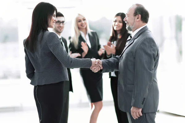 Negocios apretón de manos y el concepto de gente de negocios. Dos hombres dándose la mano . — Foto de Stock